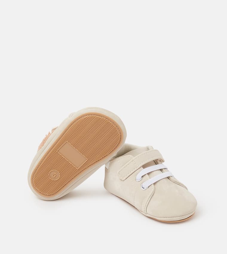 Product view https://mage-cdn.babiesandmore.com/catalog/product/s/h/shnbsh03a25_4.jpg1